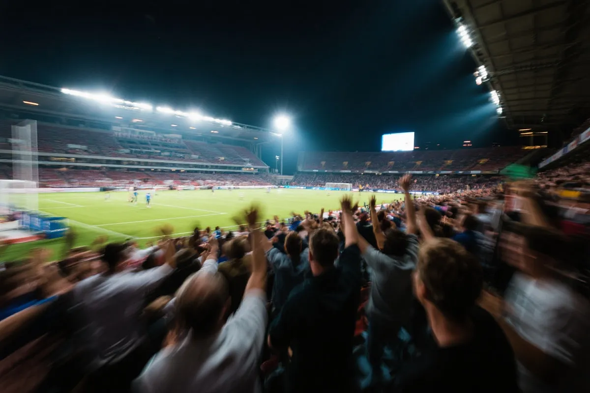 体育赛事现场氛围图